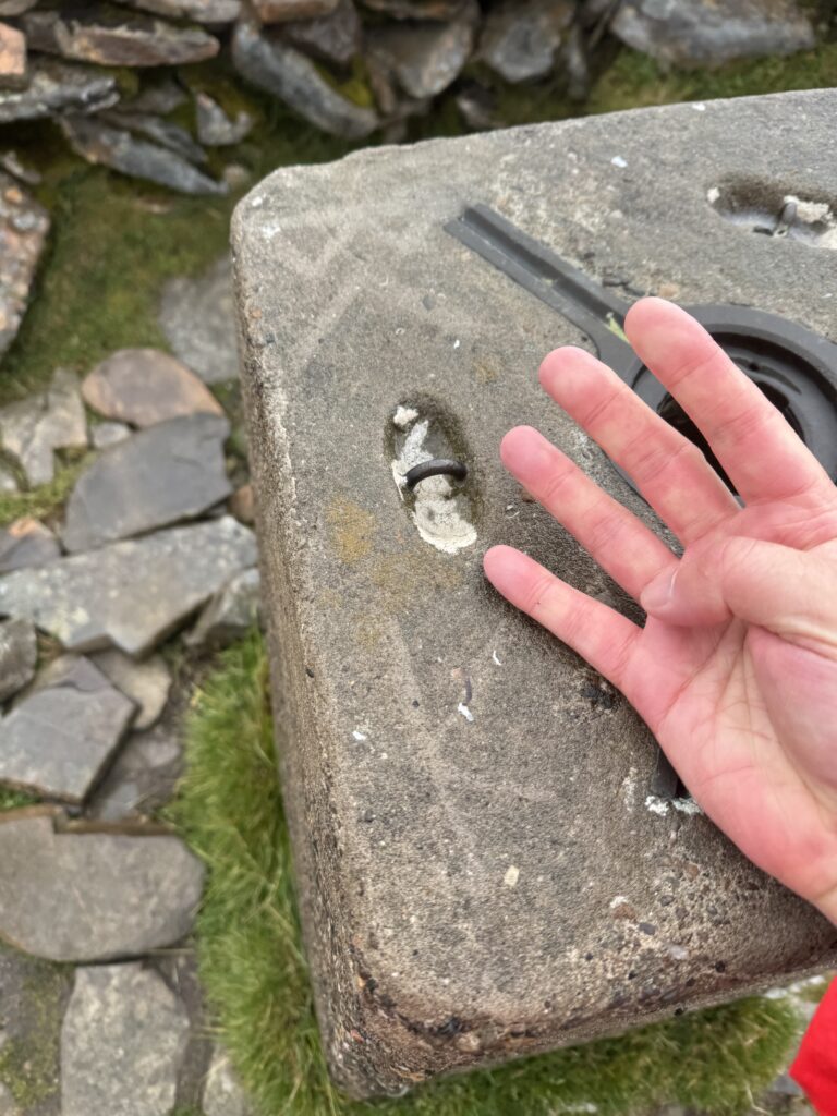 Tapping the final stone with four fingers outstretched.